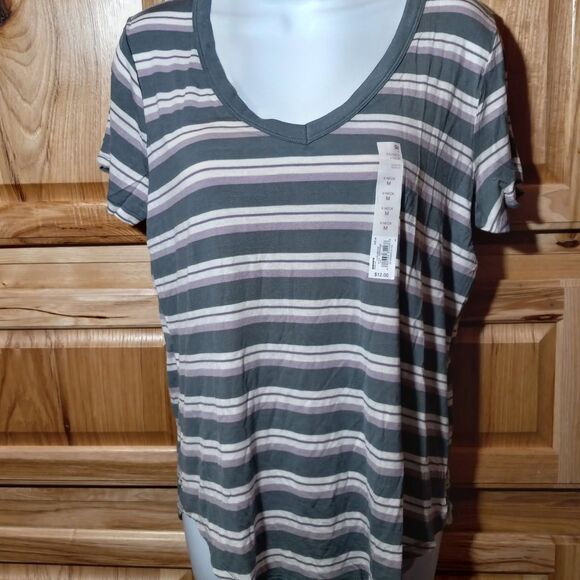 SO V Neck Tees | Women’s Size Medium | Bundle of 2 - Picture 2 of 13